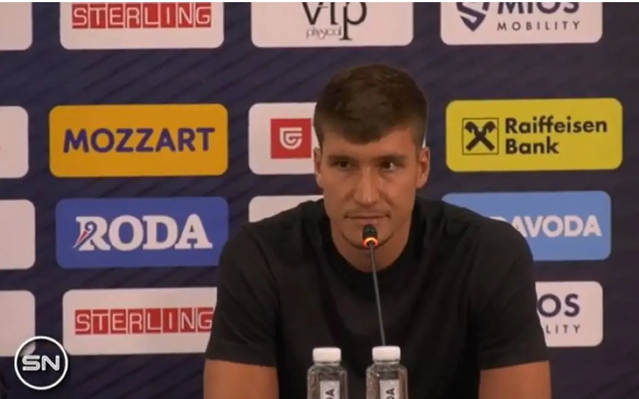 Bogdan Bogdanović, srpski košarkaš, u studiju tokom gostovanja u emisiji, obučen u svetloplavu košulju.