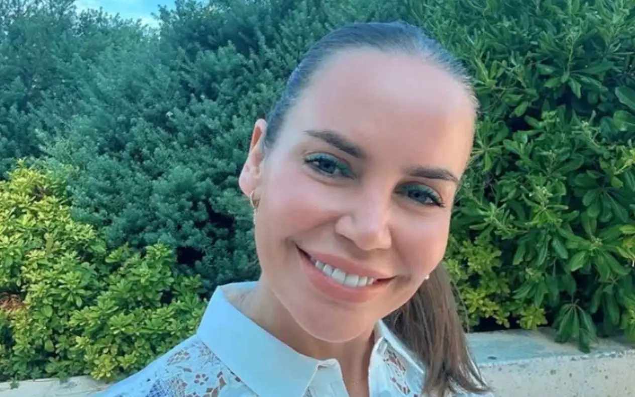 Jelena Dokić nasmejana i srećna pravi selfie
