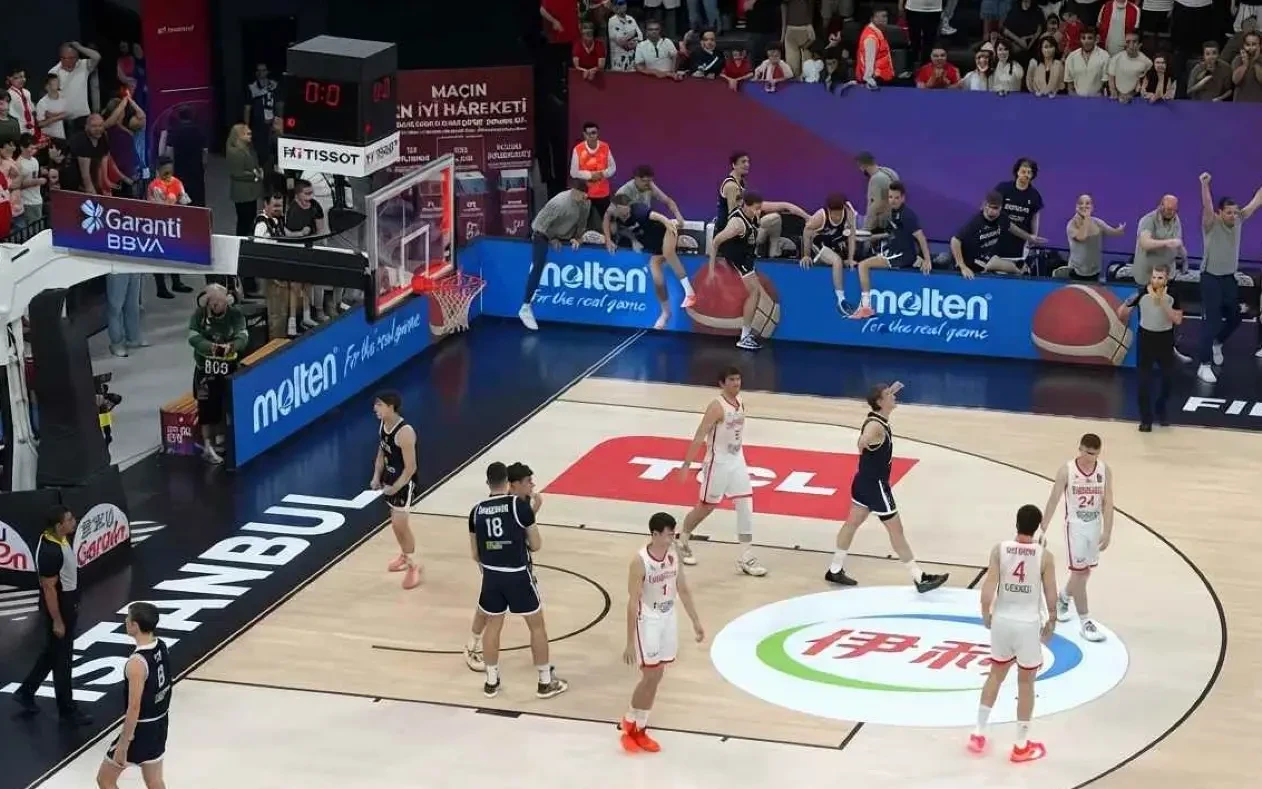 Srbija U17 košarkaška reprezentacija u polufinalu Svetskog prvenstva protiv Turske Mlada košarkaška reprezentacija Srbije slavi plasman u finale Svetskog prvenstva nakon pobede u Istanbulu.
