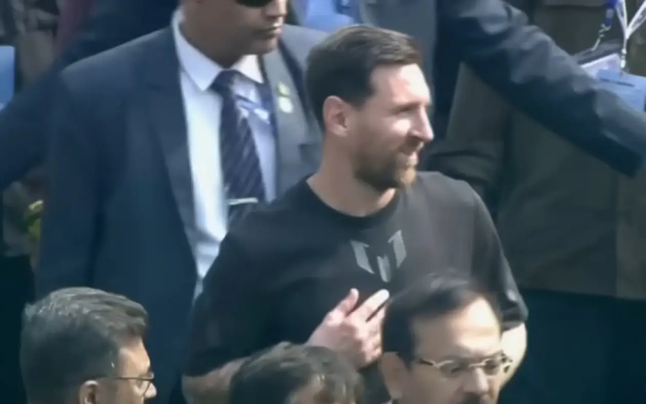 Lionel Messi u Indiji Lionel Messi doživeo haos na turneji u Indiji