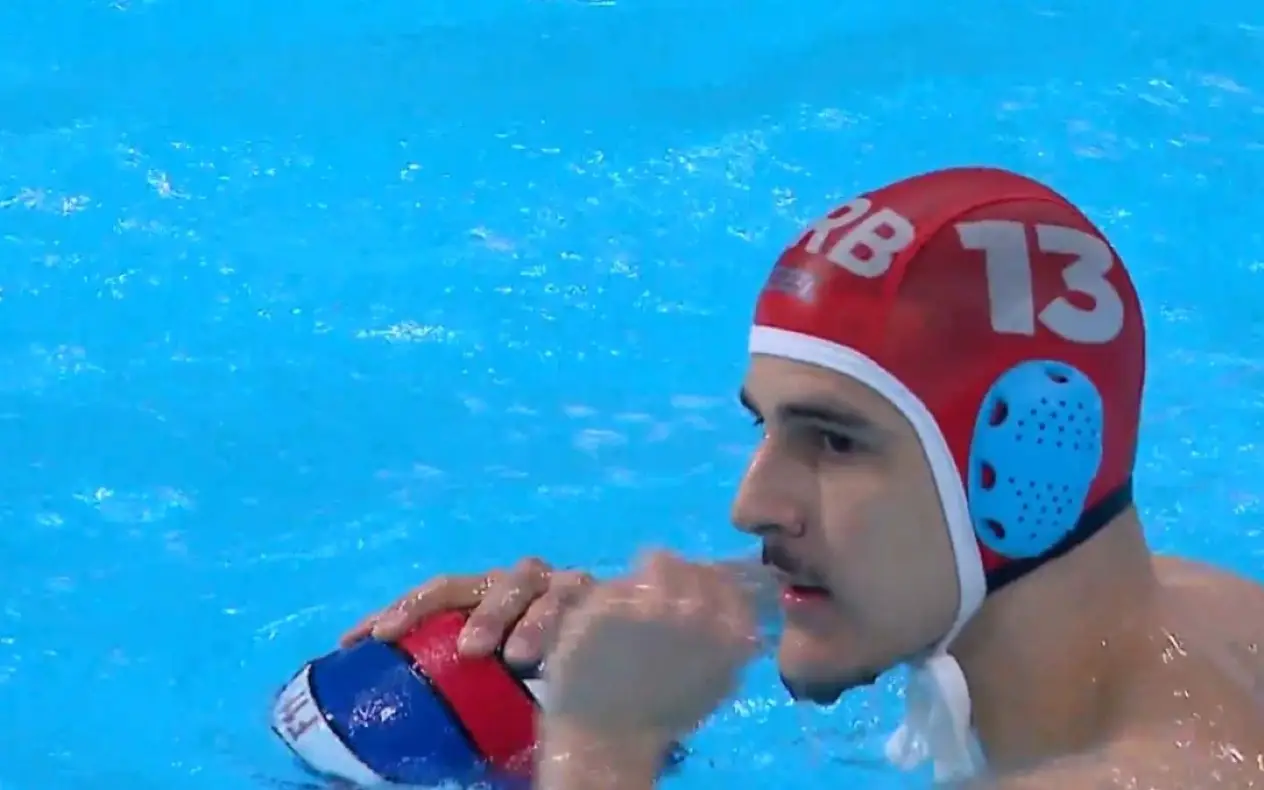 Fotografija prikazuje Milana Glušca u mirnom, fokusiranom trenutku na golu, simbolizujući psihološku stabilnost i odgovornost golmana u ključnim trenucima.