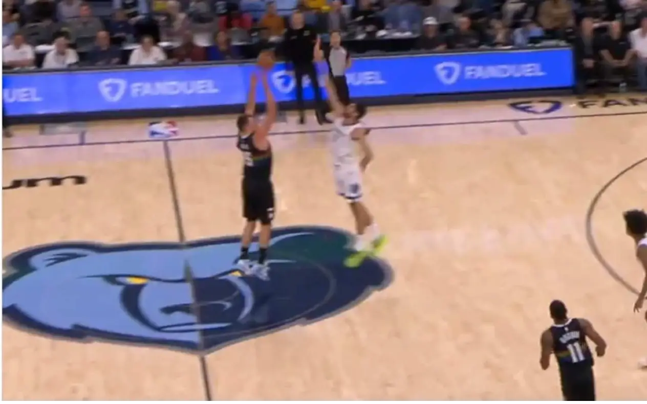 Nikola Jokić sa pola terena dao trojku