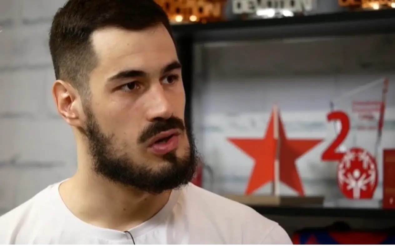 Nikola Kalinić ćerka Nikola Kalinić nakon pobede nad Megom u zagrljaju ćerke
