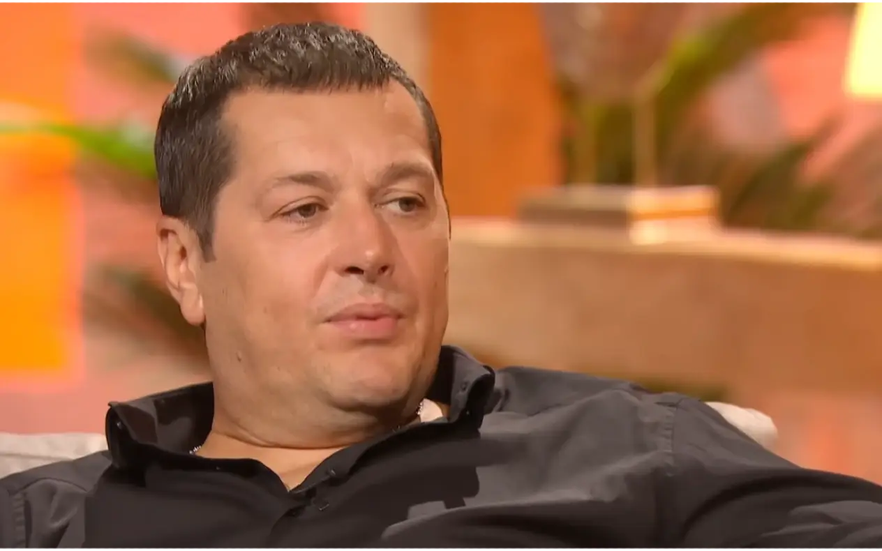 Aco Pejović tokom gostovanja u emisiji u crnoj košulji i sa ozbiljnim izrzaom lica