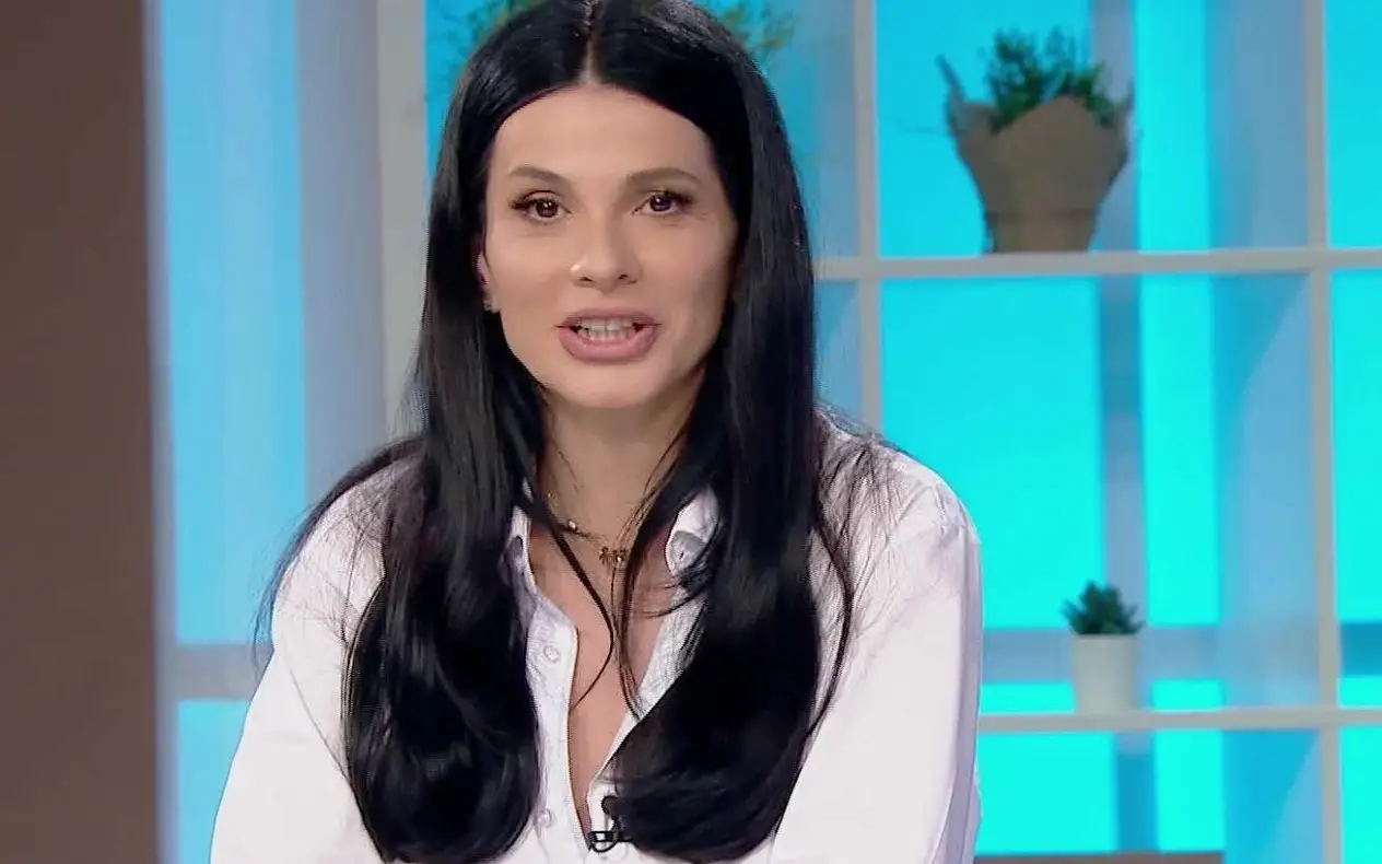 Aleksandra Jeftanović tv Aleksandra Jeftanović u beloj košulji dok vodi program na televiziji