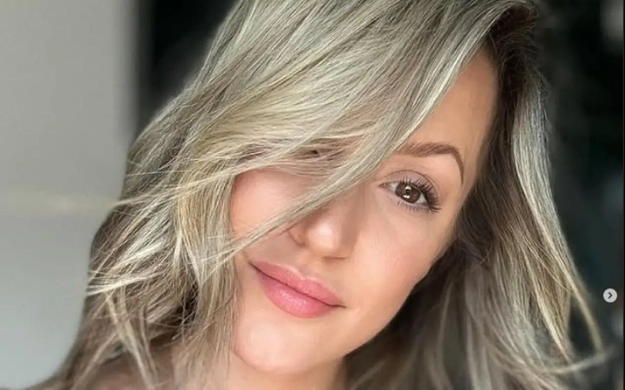 Tijana Bogićević sa plavom kosom i ozbiljnim izrazom lica