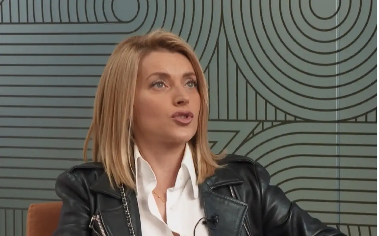 Anđelka Stević Žugić sa ozbiljnim izrazom lica tokom gostovanja u emsiji