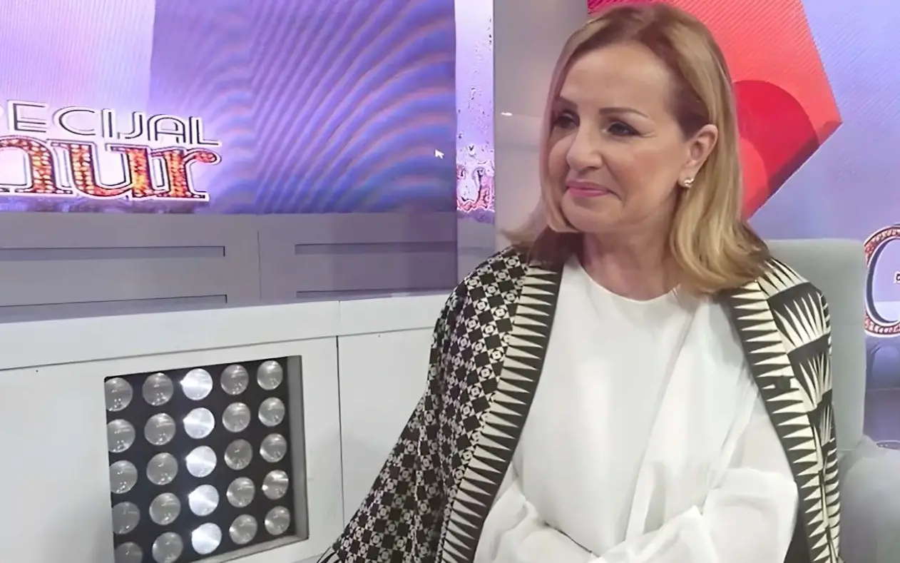 Ana Bekute u elegantnoj haljini, osmeh na licu, sa diskretno zavijenom rukom u pozadini - emotivna i dostojanstvena.