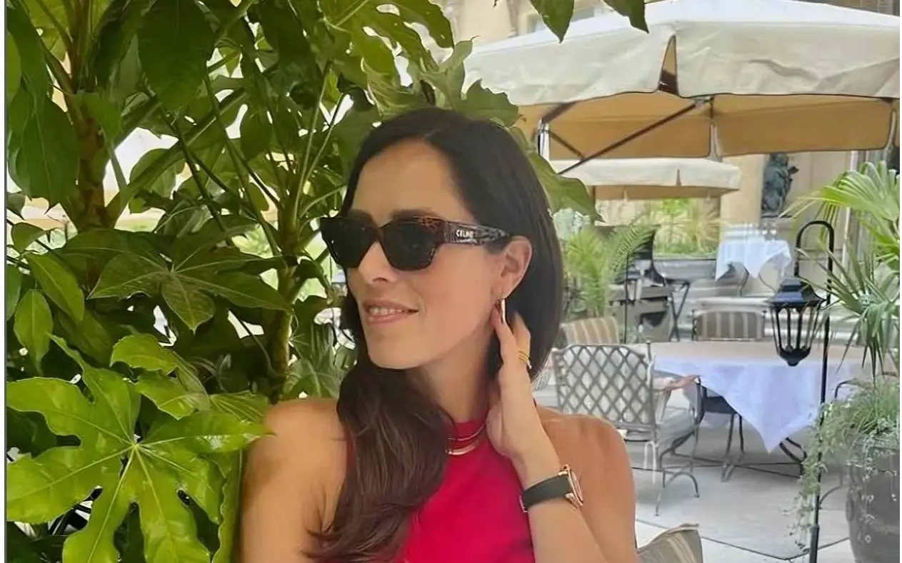 Ana Ivanović sa širokim osmehom i nasmejana pozira