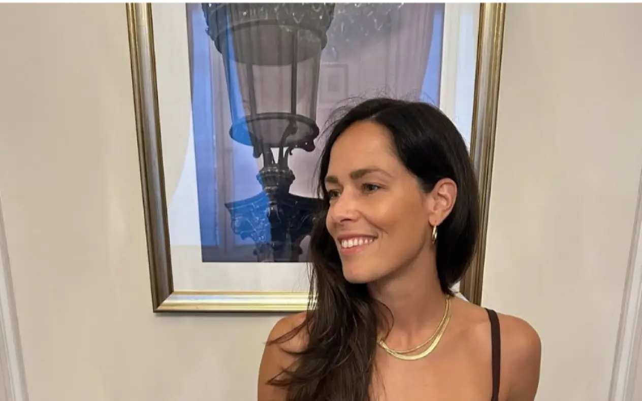 Ana Ivanović sa širokim osmehom i razbarušenom kosom dok na vratu ima zlatnu ogrlicu
