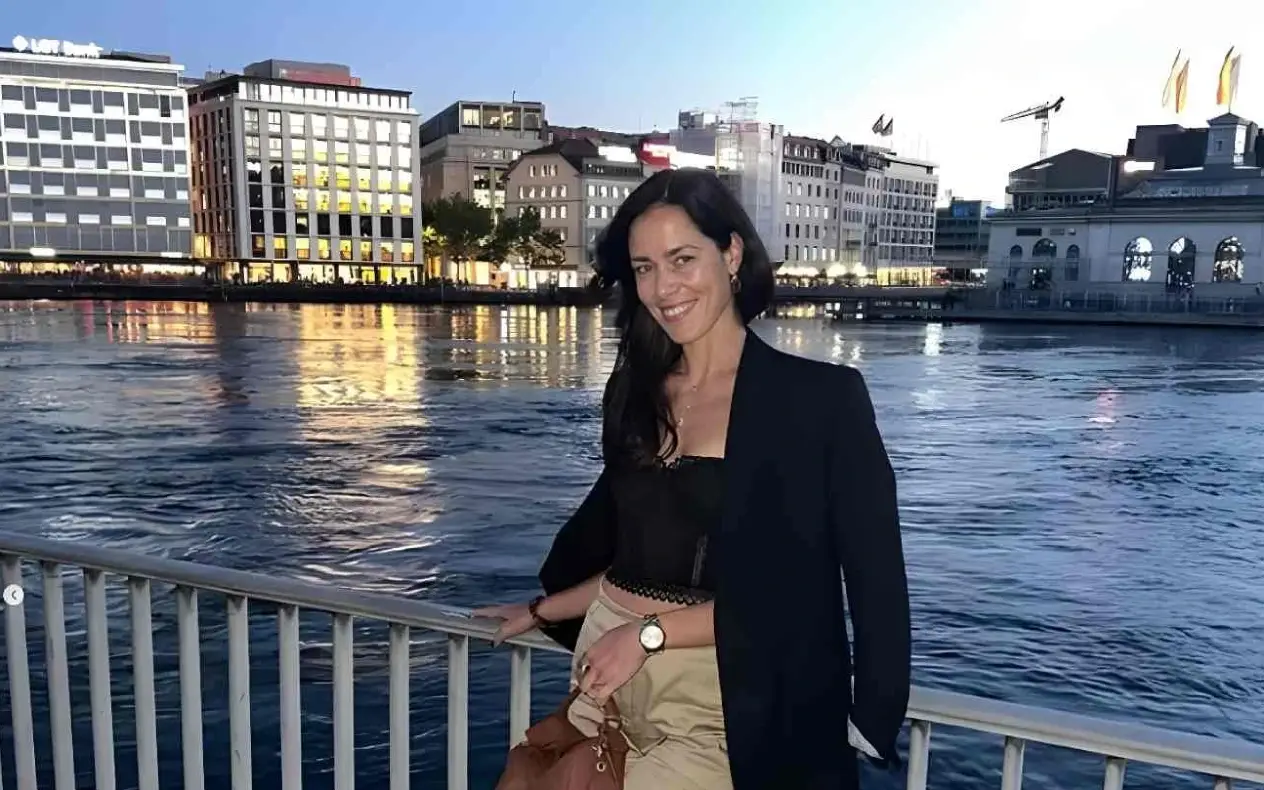 Ana Ivanović u bež pantalonama i crnom sakou pozira kod ženevskog jezera