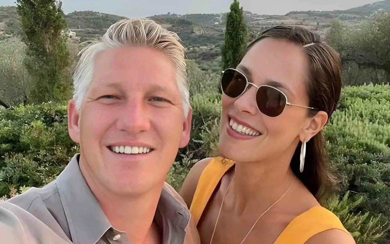 Ana Ivanović i Bastian Schweisteioiger nasmejani poziraju u prirodi