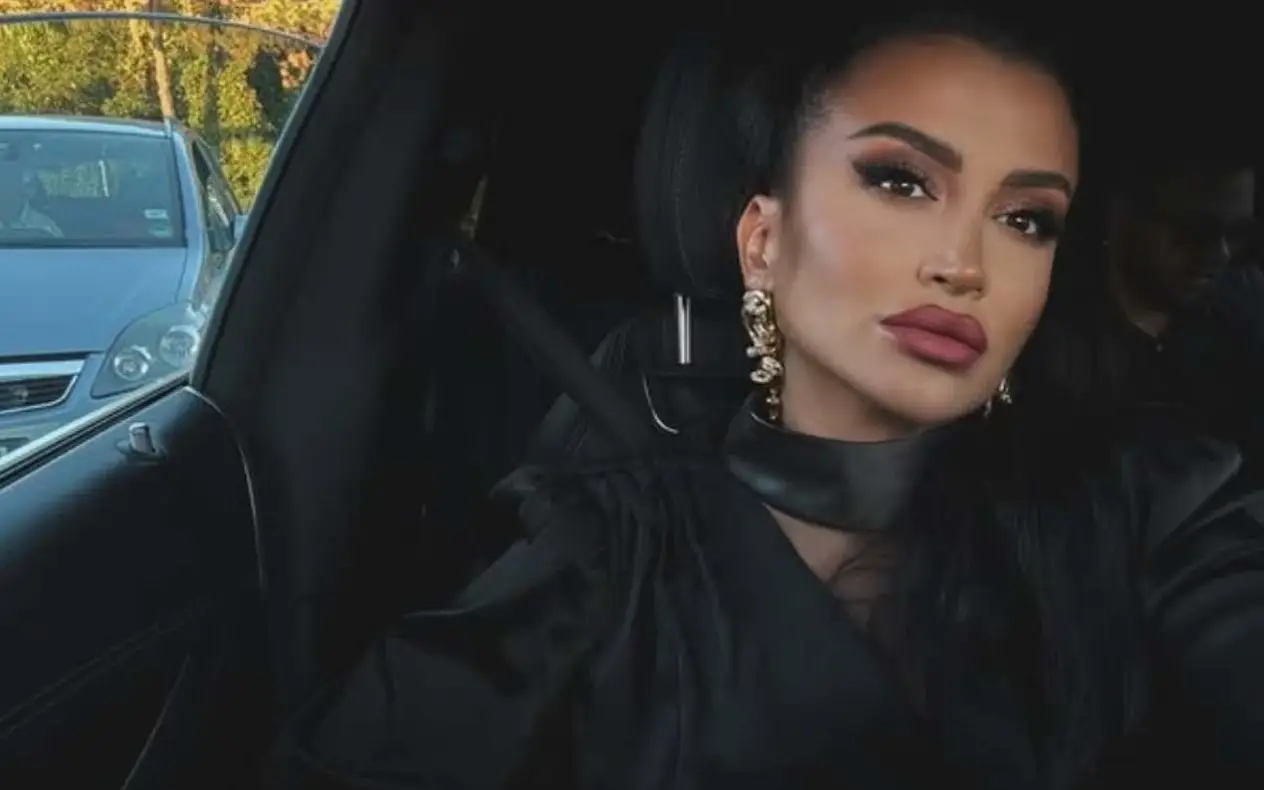 Andreana Čekić tokom vožnje pravi selfie