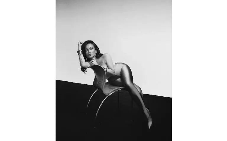Andreana Čekić promo fotke Andreana Čekić u zavodljivom položaju sedi na stolici