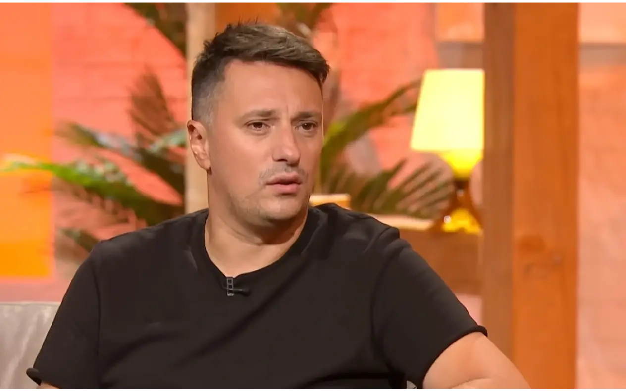Andrija Milošević, u crnoj majici, daje intervju u emisji 
