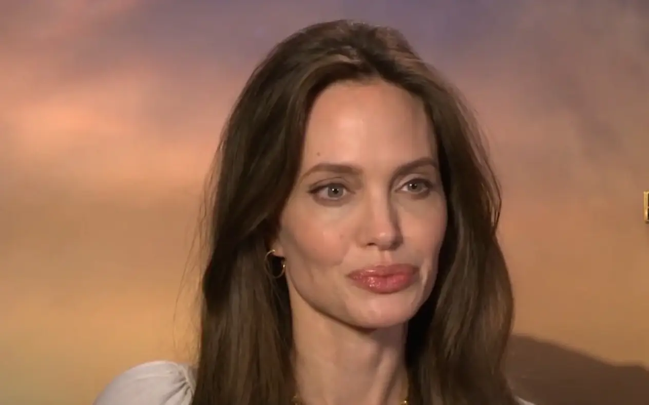 Angelina Jolie sa blagom šminkom i osmehom na licu tokom intervjua