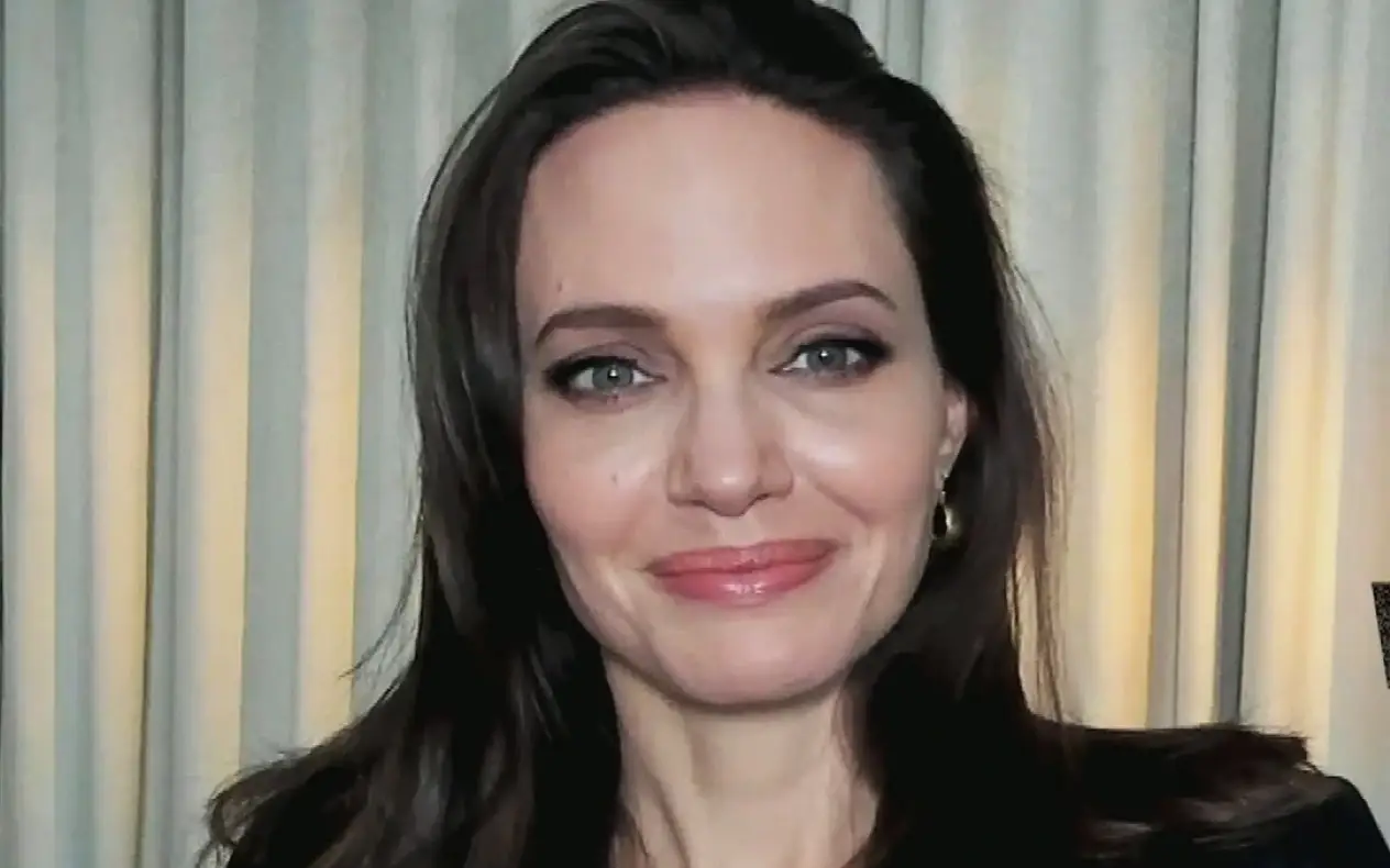 Angelina Jolie sa blagom šminkom i osmehom na licu tokom intervjua