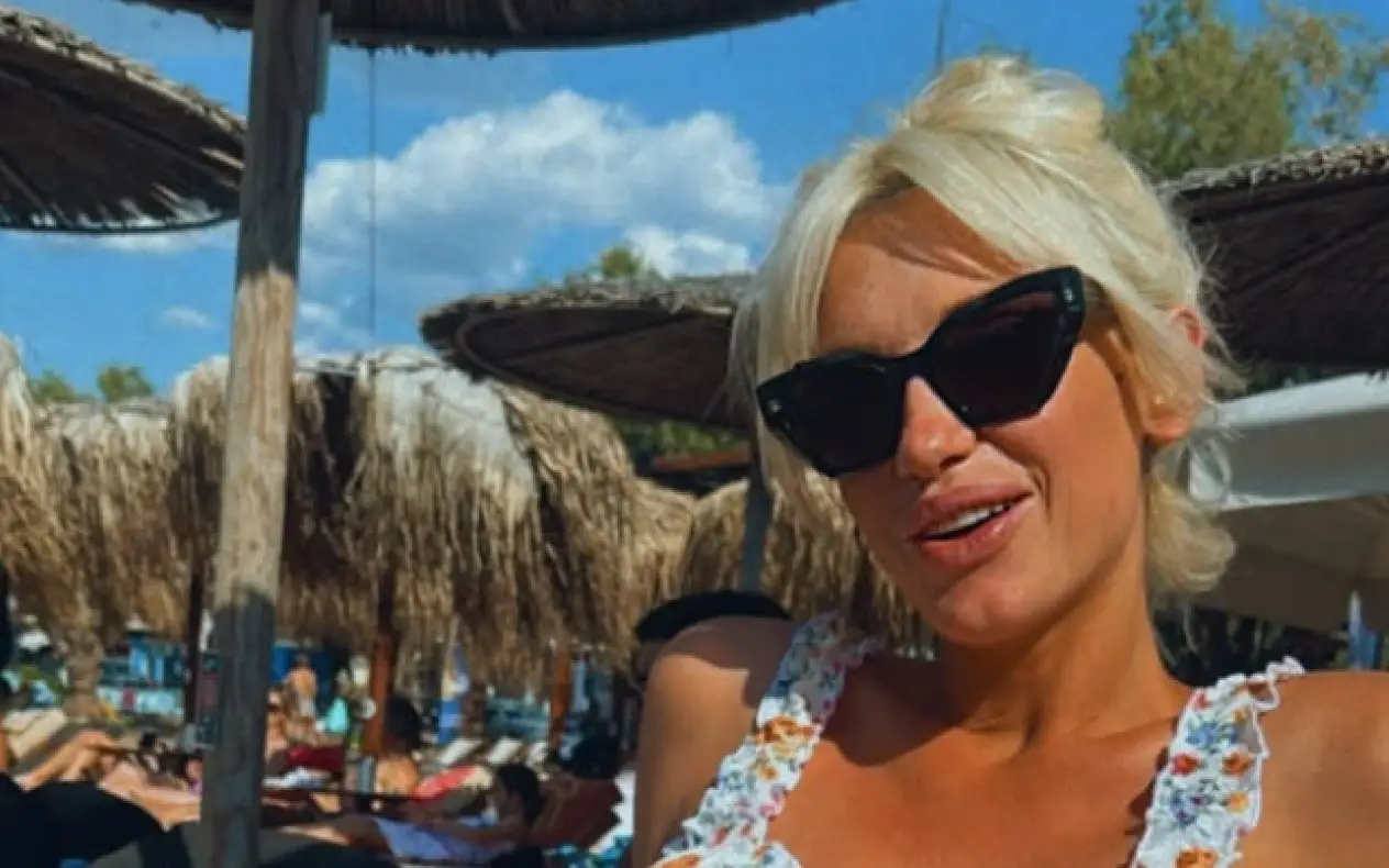 Anja Mit u kupaćem kostimu na plaži s trudničkim stomakom u prvom planu