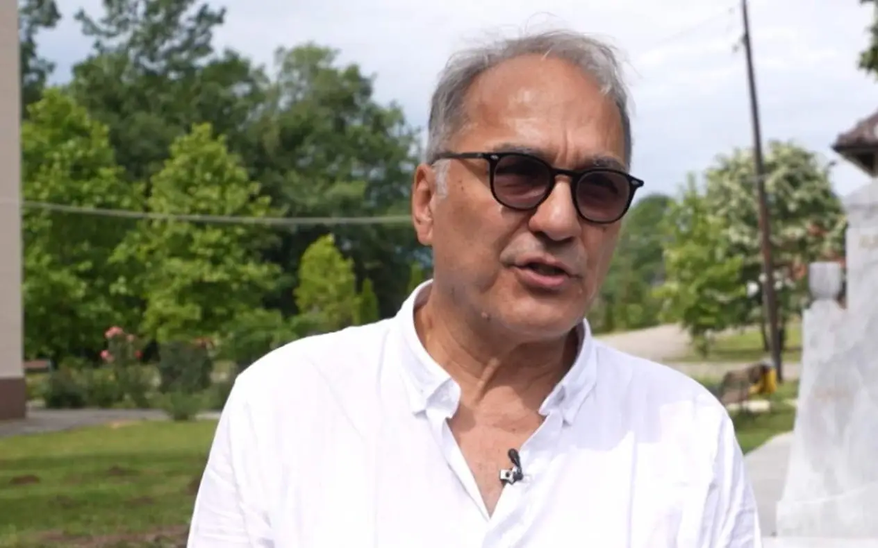 Sin  Bate Živojinovića u beloj košulji i sa naočarima daje intervju