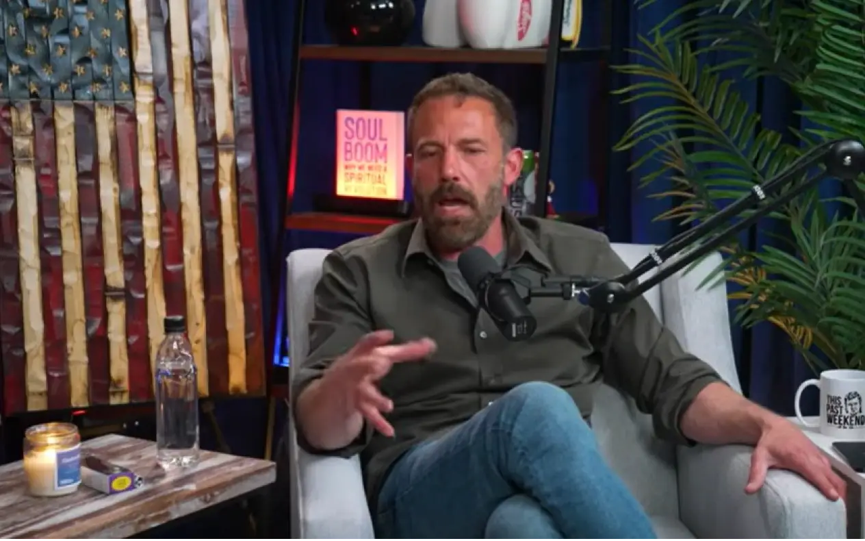 Ben Affleck u crnom duksu i sa bradom na licu