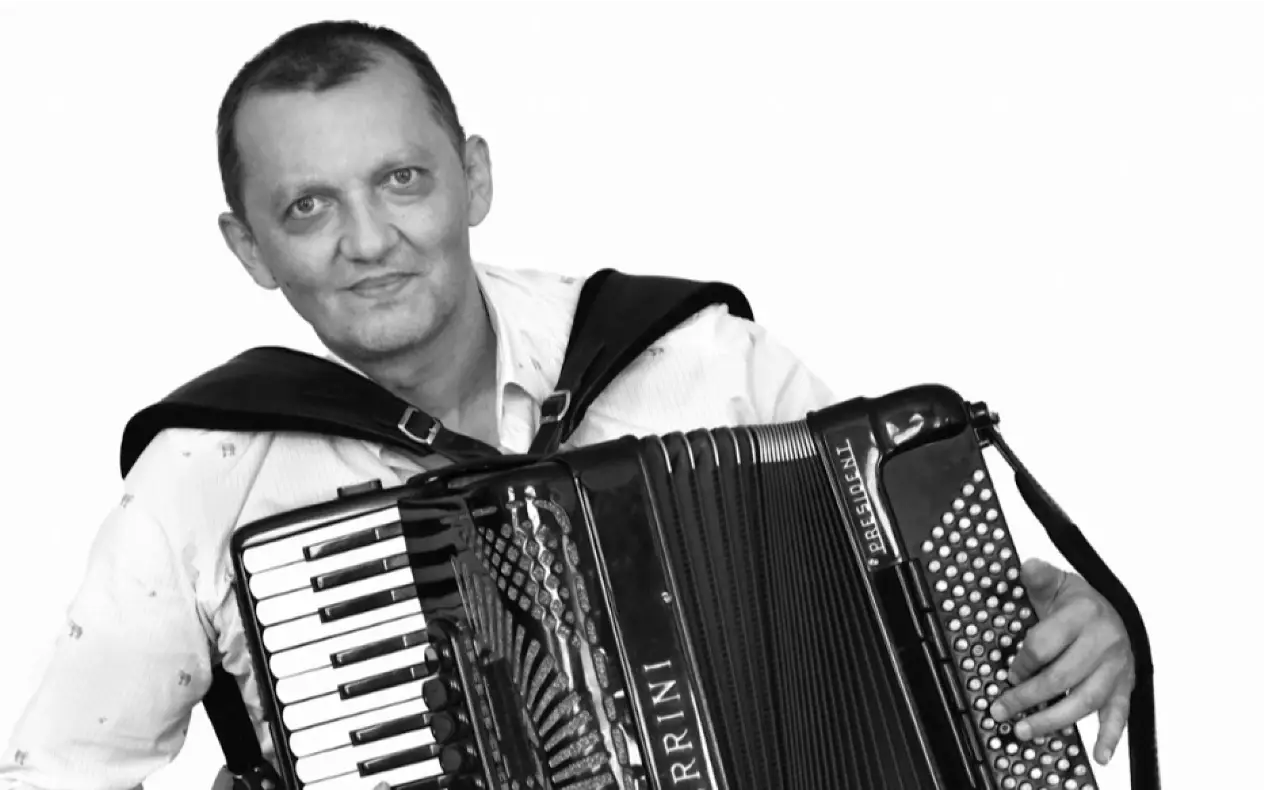 BobanKopunović sa harmonikom - crno bela fotografija