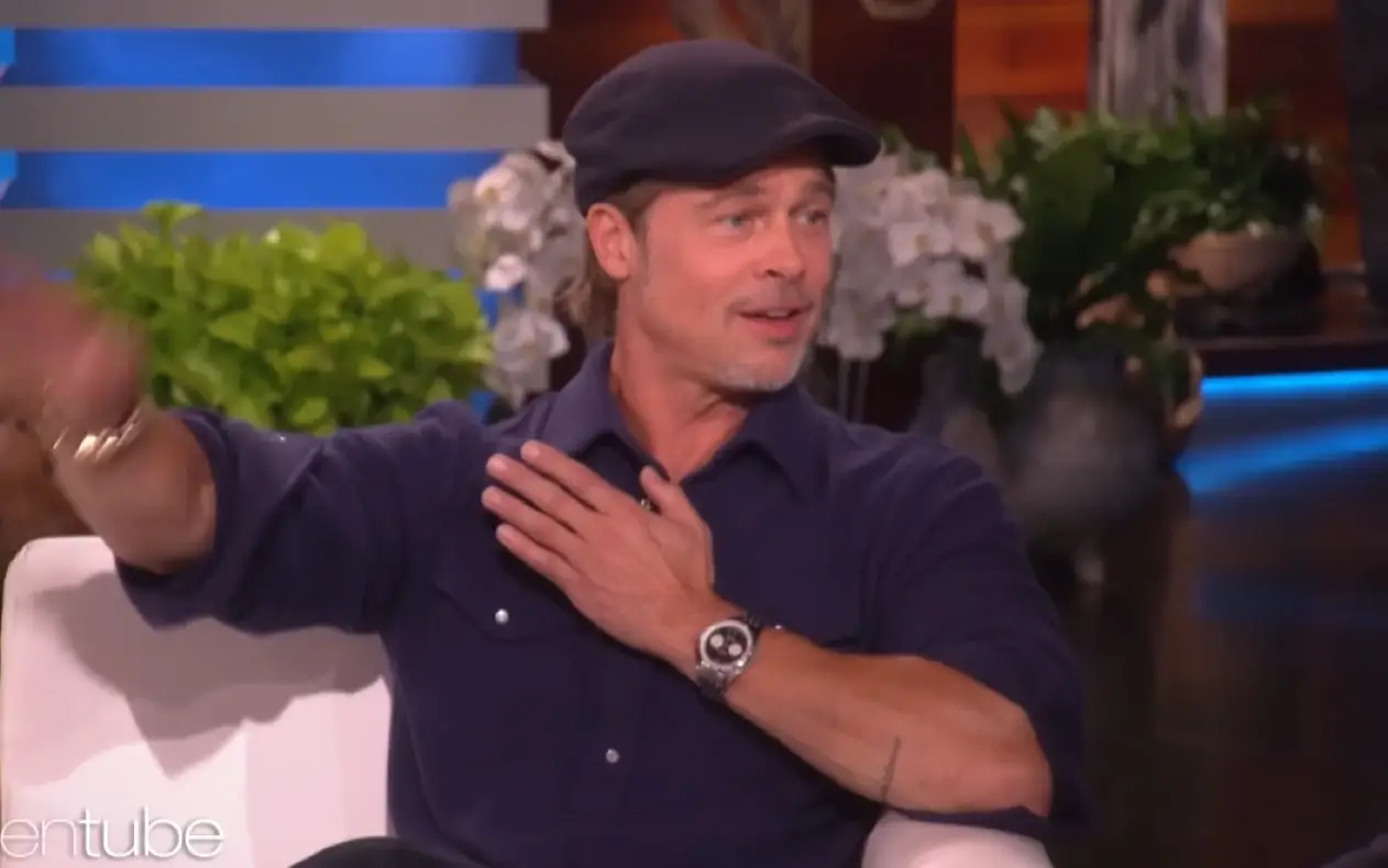 Brad Pitt u teget košulji sa kačketomna glavi tokom gostovanja u emisiji