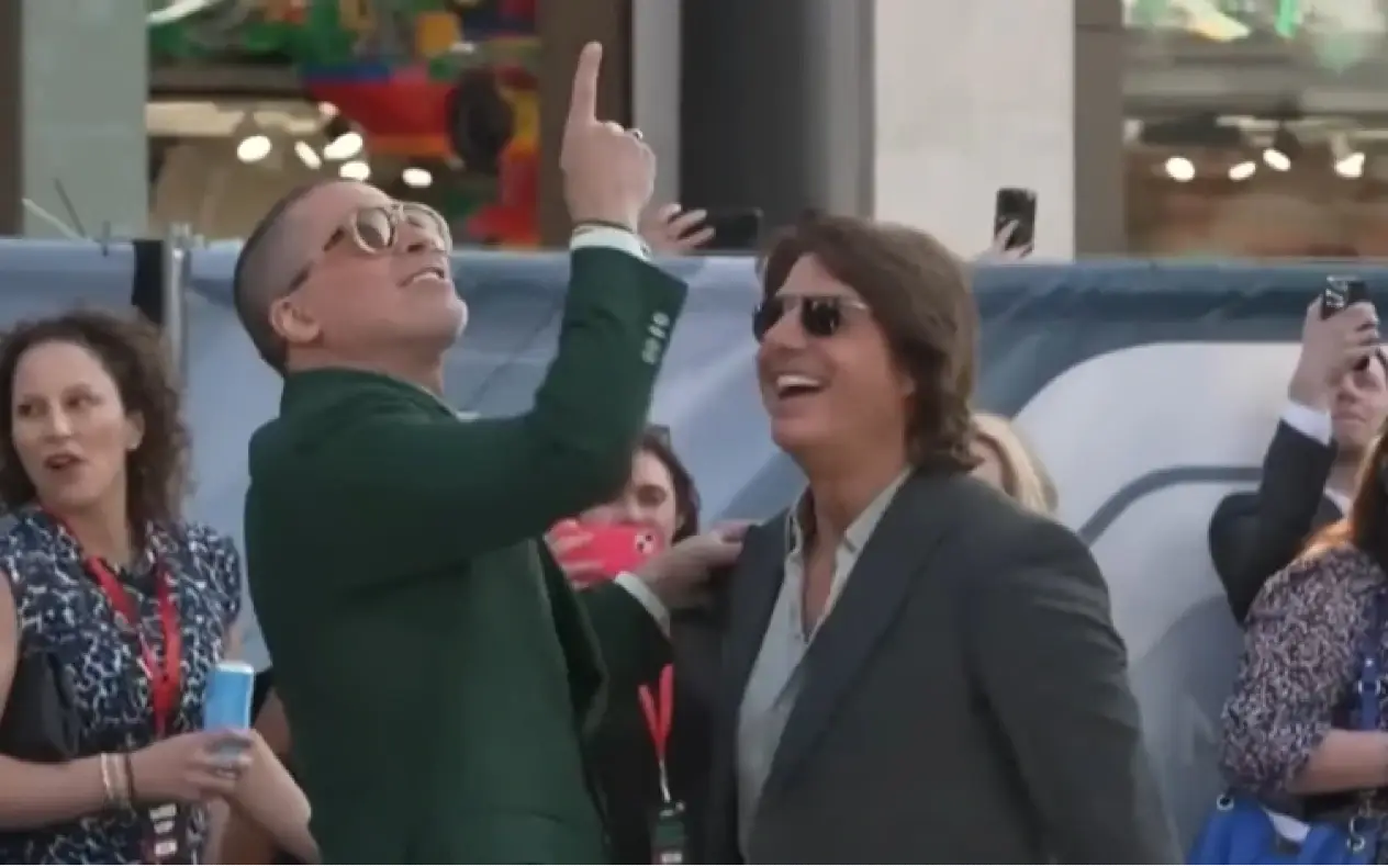 Brad Pitt i Tom Cruise zagrljeni na crvenom tepihu premijere filma „Formula 1“ u Londonu
