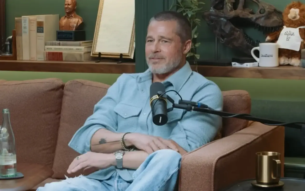 Brad Pitt u teget u tekstas košulji tokom gostovanja u emisiji