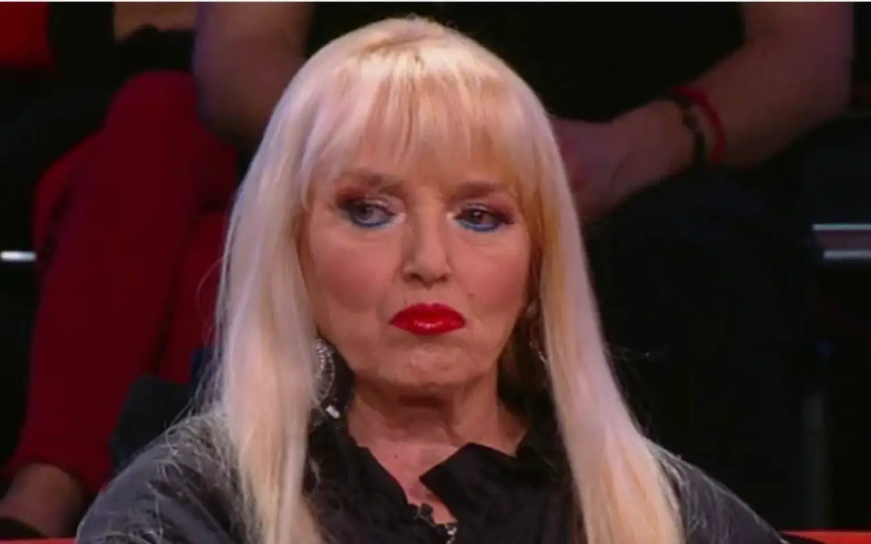 Branka Sovrlić sa jakom šminkom i ozbiljnim izrazom lica u tv emisiji