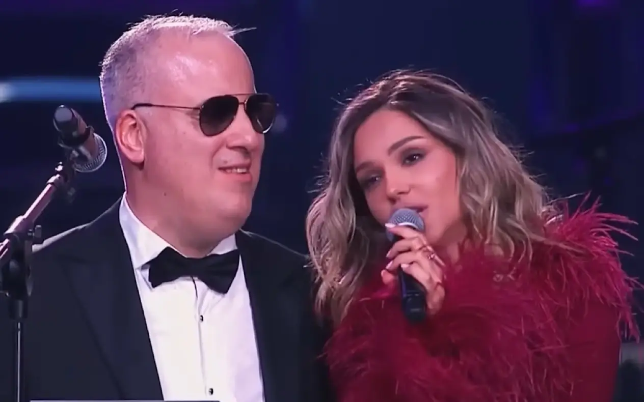 Saša Matić i Breskvica tokom koncerta u Areni gde izvode duet "Sneg"
