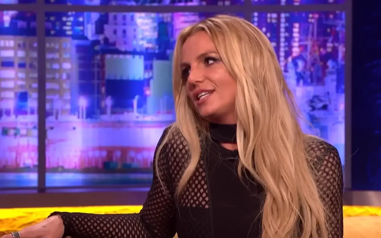 Britney Spears  u crnom kombinezanu tokom gostovanja u emisiji 