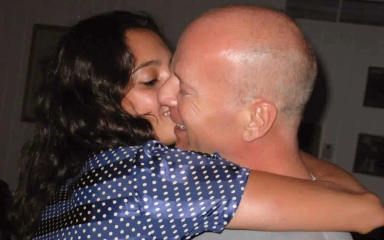 Bruce Willis u zagrljaju supruge Emme