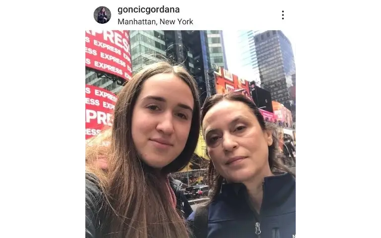 Gordana i Aleksandra Goncić Gordana Goncić sa ćerkom Aleksandrom pravi selfie na Menhentnu sa blagim osmehom na licu