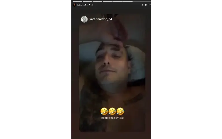 Darko Lazić selfie Darko Lazić sa tužnim izrazom lica dok čeka sendvič