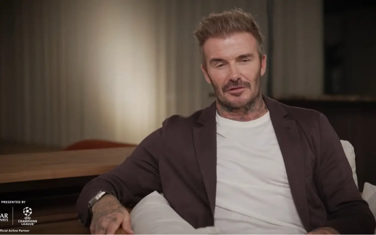 David Beckham  u braon sakou i beloj majici sa ozbiljnim izrazom lica tokom gostovanja u emisiji