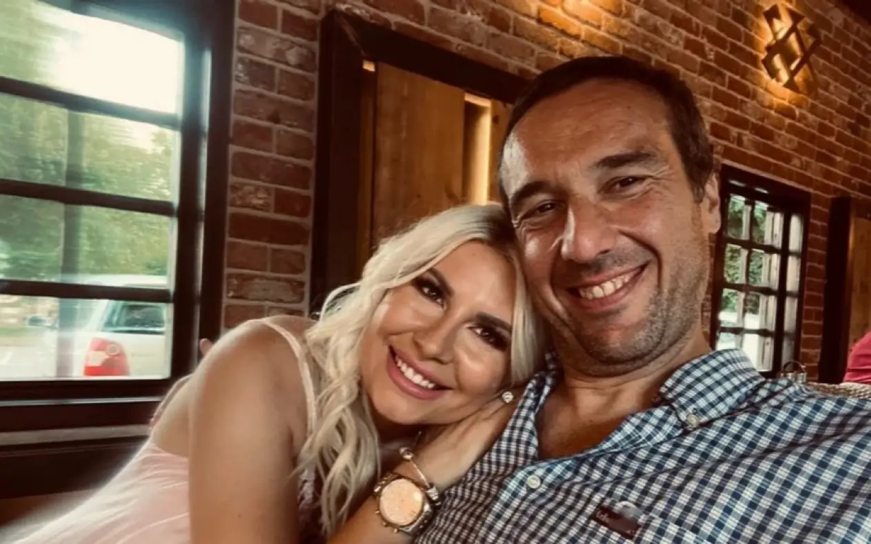 Dea Đurđević u zagrljaju mladena Mijatovića tokom ručka u restoranu i prijatnom ambijentu.