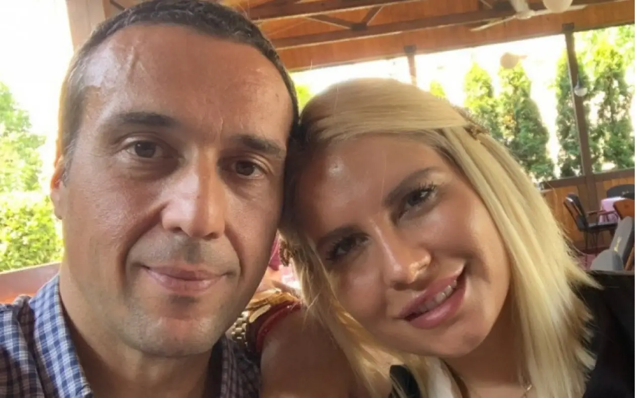 Dea Đurđević u zagrljaju mladena Mijatovića tokom ručka u restoranu i prijatnom ambijentu.