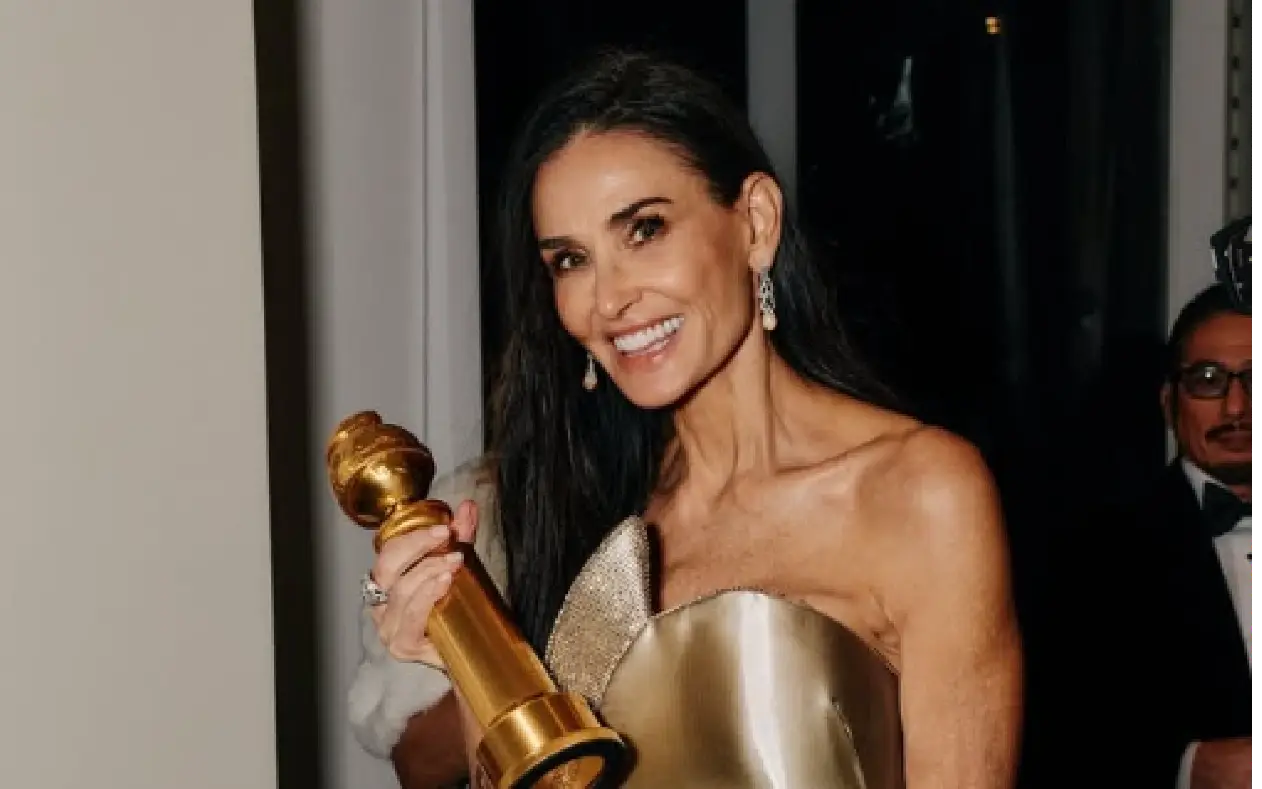 Demi Moore osvojila Zlatni globus 2025. godine Demi Moore u zlatnoj haljini - drži u ruci "Zlatni globus"