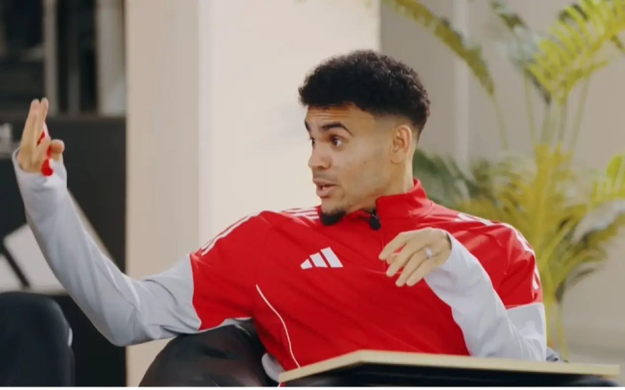 Luiz Diaz u crvenoj opremi tokom gostovanja u kvizu
