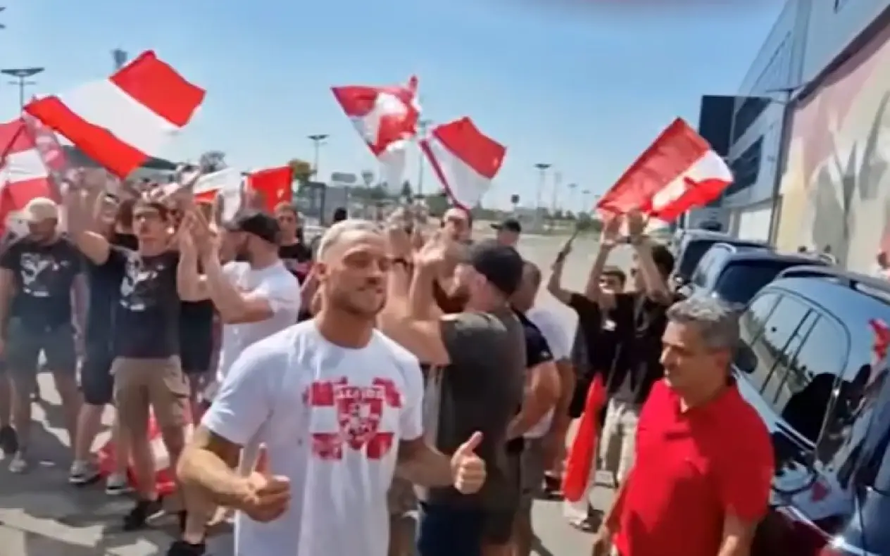 Marko Arnautović sleteo u Beograd u majici Delije