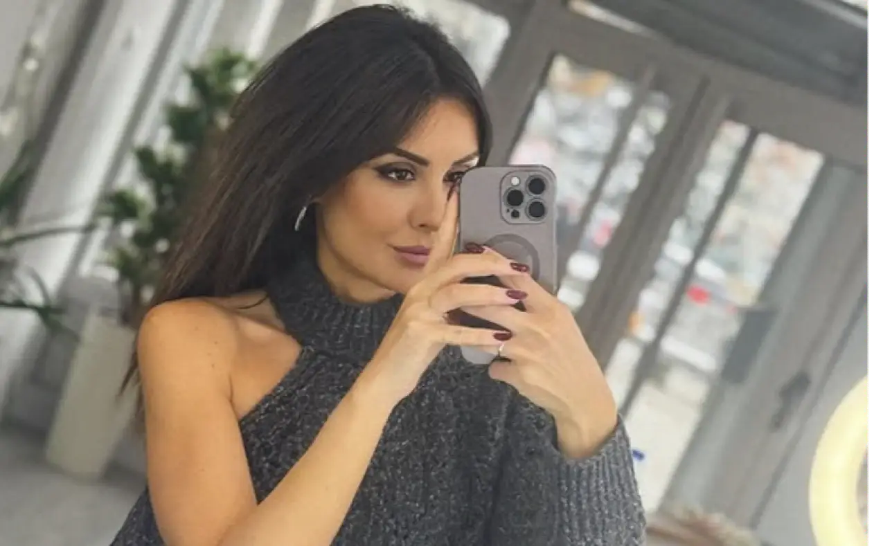 Dragana Mićalović sa ozbiljnim izrazom lica pravi selfie u ogledalu odevena u rolku koja joj otkriva jedno rame