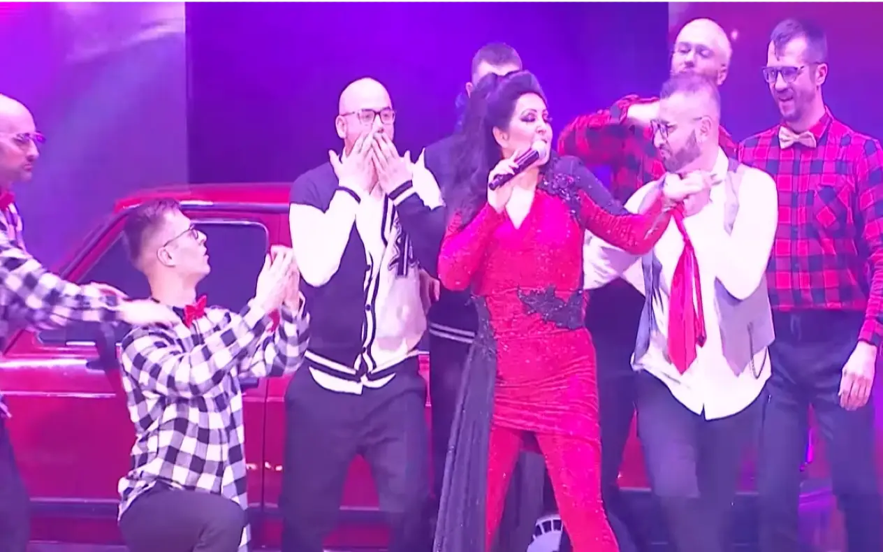 Dragana Mirković u crvenoj haljini sa igračima na sceni