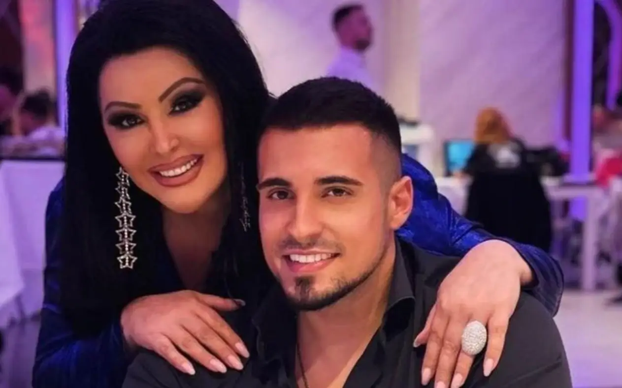 Dragana Mirković sa sinom Markom Bjelićem pozira tokom proslave