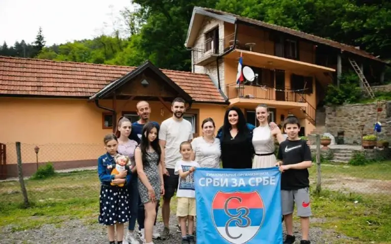 Dragana Mirković sa devetoro mališana ispred novog doma