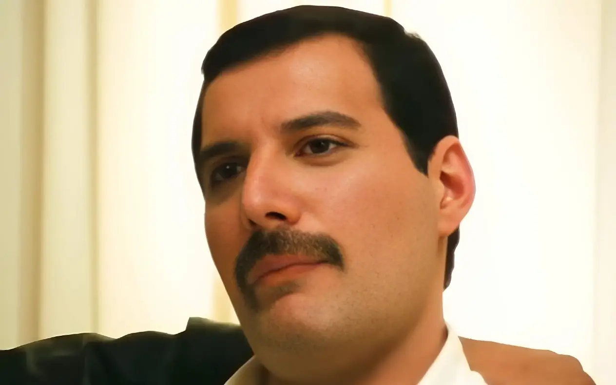 Freddy Mercury sa ozbiljnim izrazom lica tokom gostovanja u emisiji