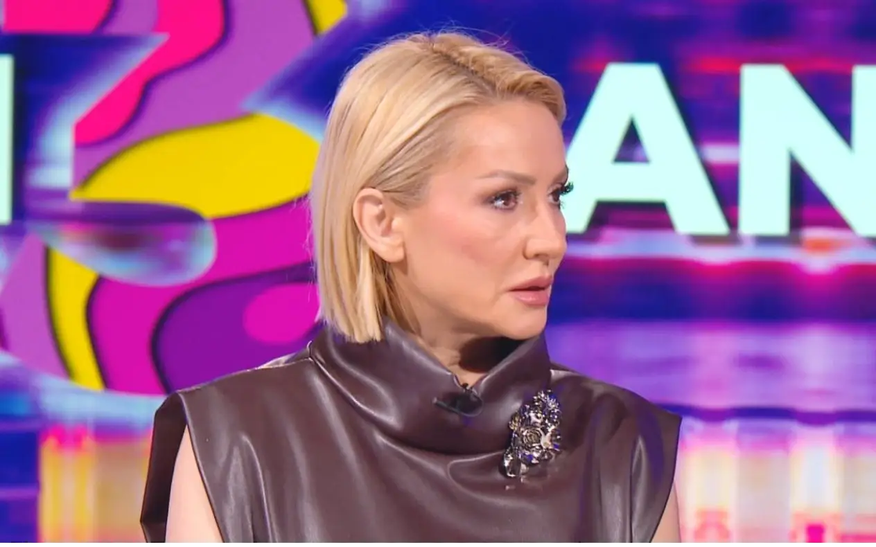 Goca Tržan u TV emsiji Goca Tržan u kožnoj haljini sa ozbiljnim izrazom lica tokom gostovanja u emisji