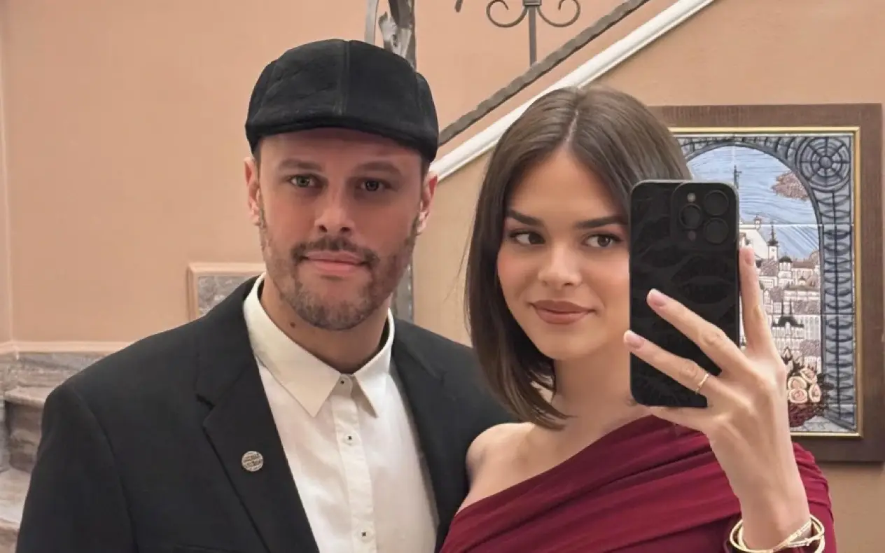 Igor Kojić sa suprugom Sofijom pozira u elegantnoj odeći