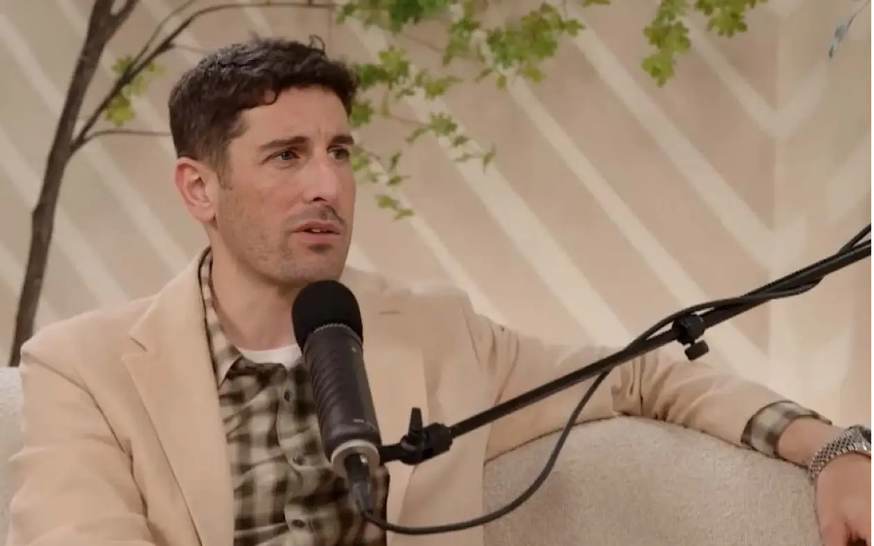 Glumac Jason Biggs u kariranoj košulji i bež sakou tokom gostovanja u emisji