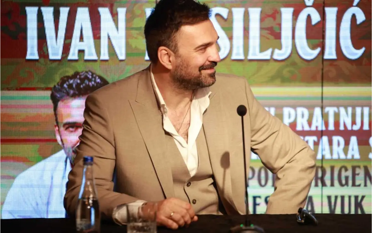 Ivan Bosiljčić u braon odelu tokom konferencije za medije