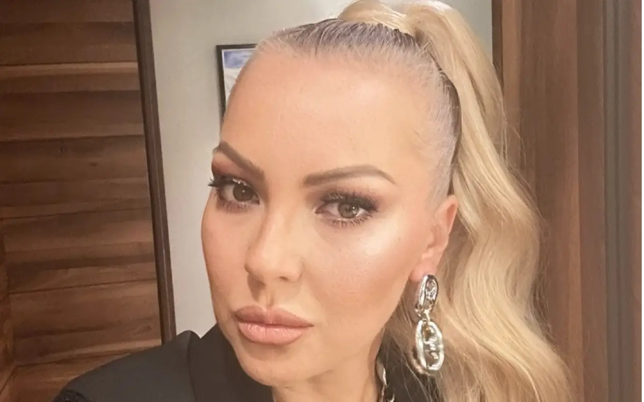 Ivana Selakov sa kosom vezano u rep, srebrnom minđušom i ozbiljnim izrzaom lica